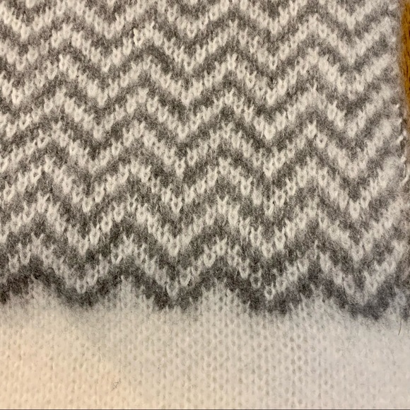 Vince Camuto Gray & White Print Scarf - Picture 3 of 5